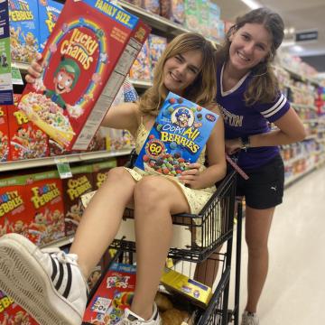 au pair beim shopping im supermarkt