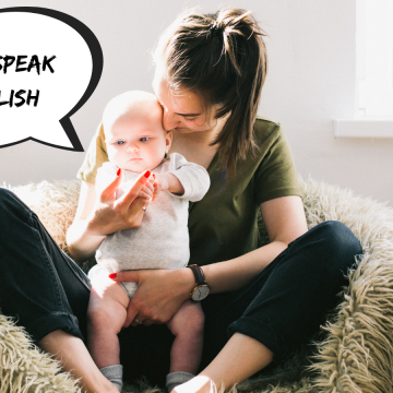 au pair mit baby auf dem schoss