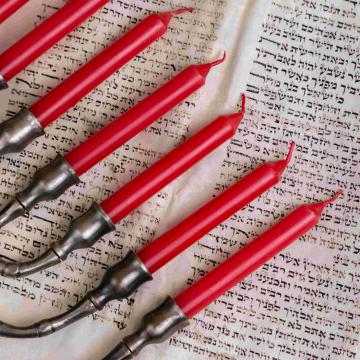 Menora und hebräischer Text