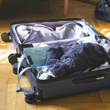 Geöffneter Koffer auf dem Boden