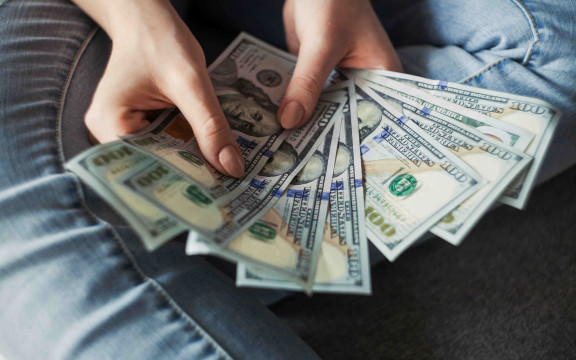 Junge Frau zählt Geld
