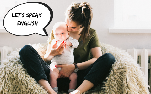 au pair mit baby auf dem schoss