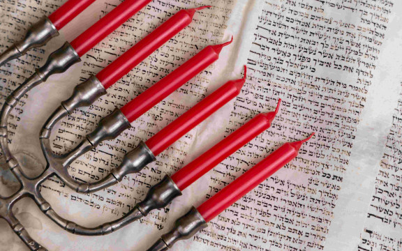 Menora und hebräischer Text
