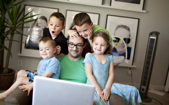 vater mit vier kindern beim video call