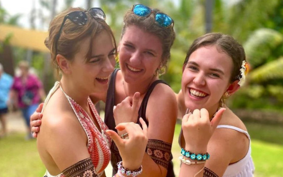 Julia mit ihren Freundinnen auf Hawaii