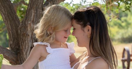 au pair mit kleinem mädchen auf dem arm