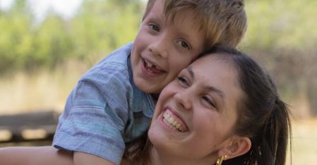 au pair mit gastjungen im huckepack