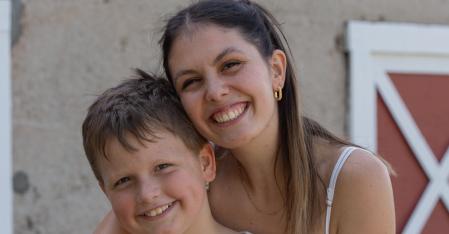 Au pair umarmt Gastkind 
