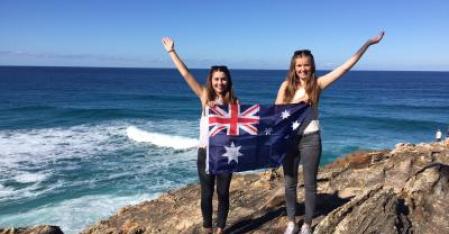 Zwei Au Pairs mit Australien Fahne am Strand
