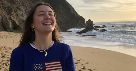 au pair lacht am strand