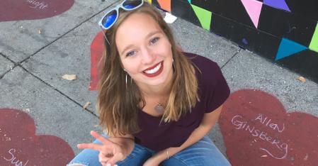 au pair sitzt auf dem Boden und lacht