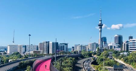 Auckland Skyline vor blauem Himmel