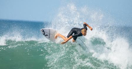 nahaufnahme eines surfers, der gerade eine welle reitet