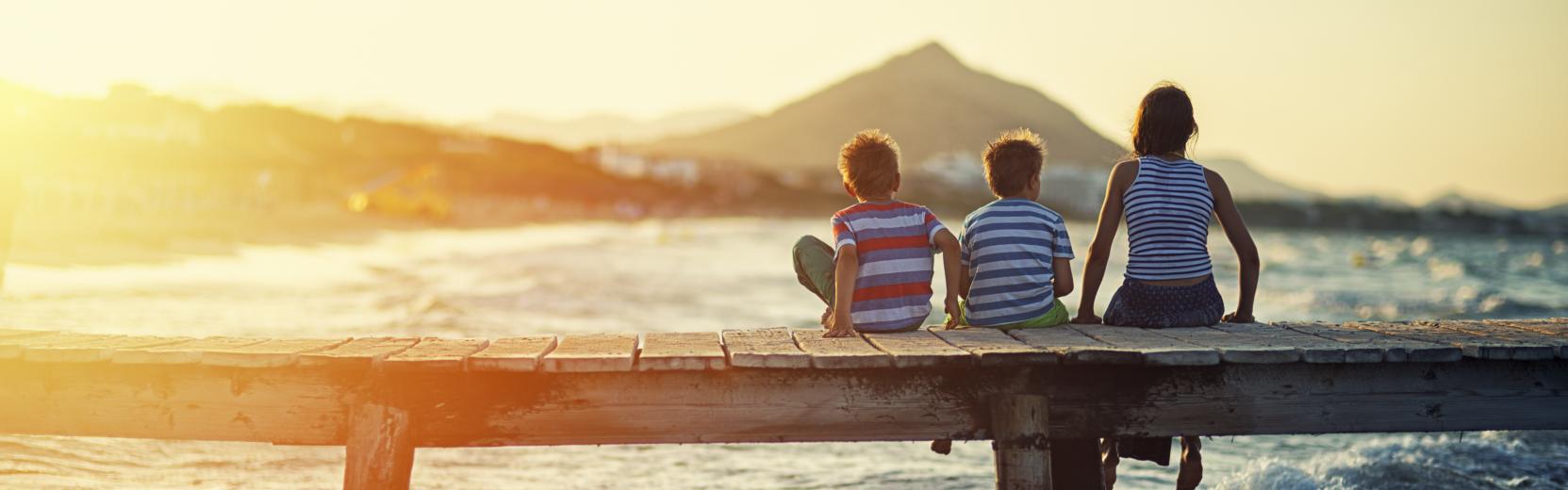 brücke im meer mit blick auf den sonnenuntergang 