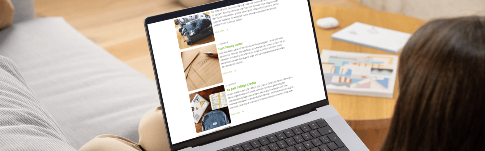 Junge Frau schaut sich den Blog auf dem Laptop an