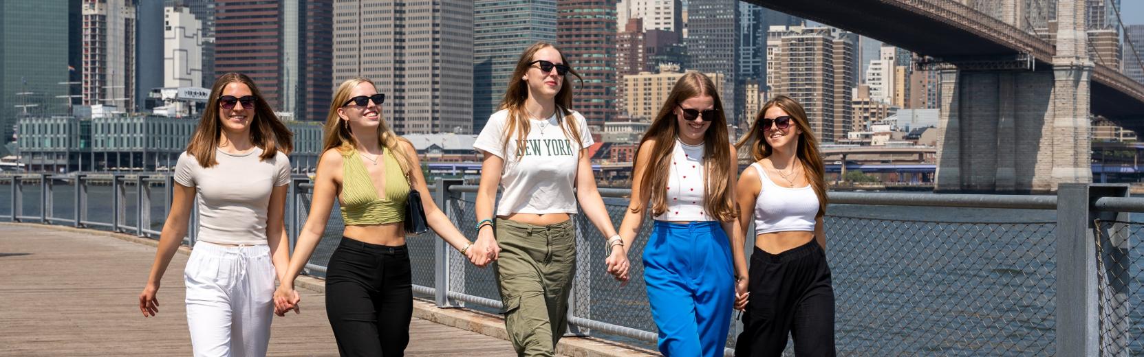 Au pairs laufen gemeinsam durch New York City