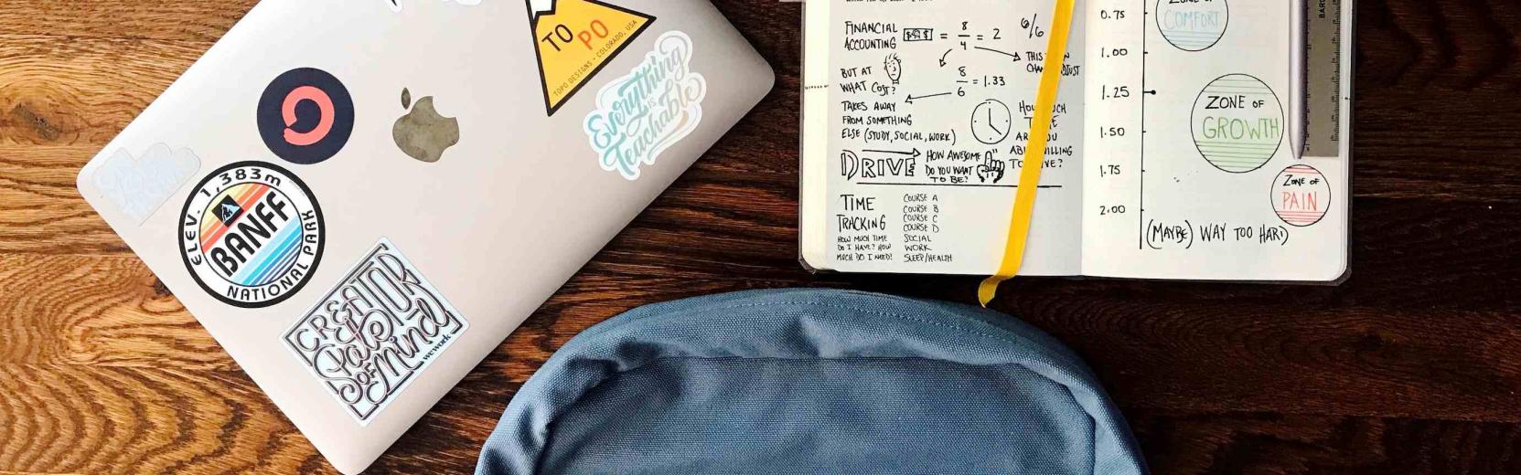 Laptop, Rucksack und Notebook