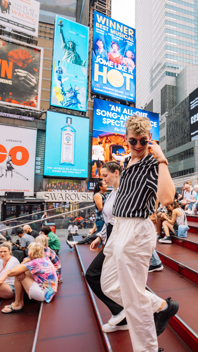 Junge auf Treppe am Times Square
