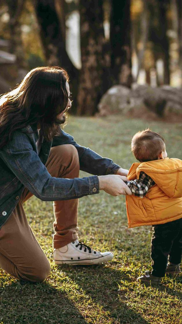 au pair mit kind im wald