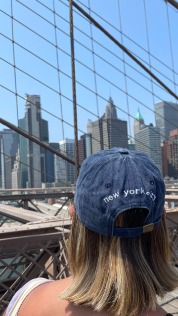 Au pair läuft über die Brooklyn Bridge