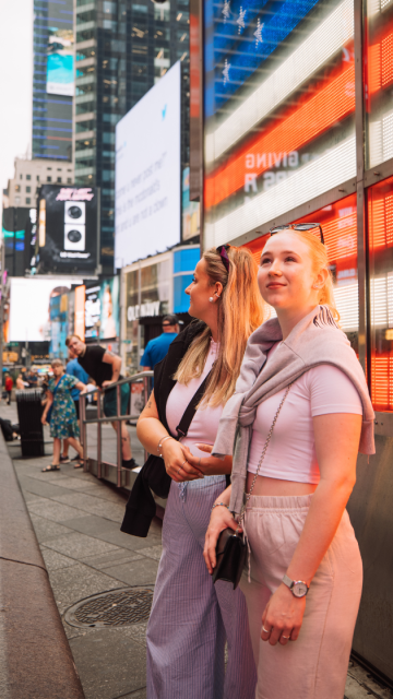 Zwei Au pairs am Times Square