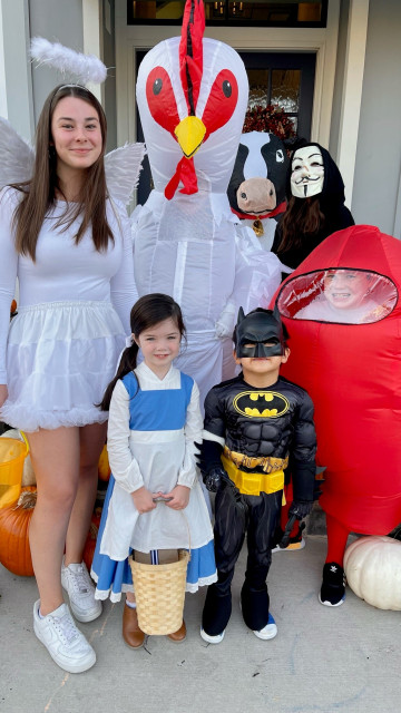 Au pair mit Gastfamilie in Halloweenkostümen
