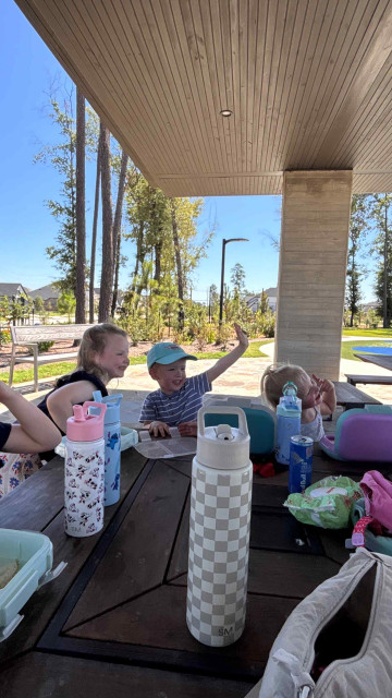Amelies Gastkinder beim Picknick