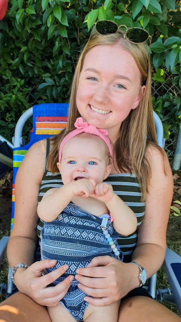 au pairs hält baby auf dem schoß