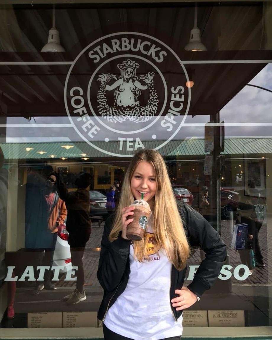 au pair trinkt starbucks