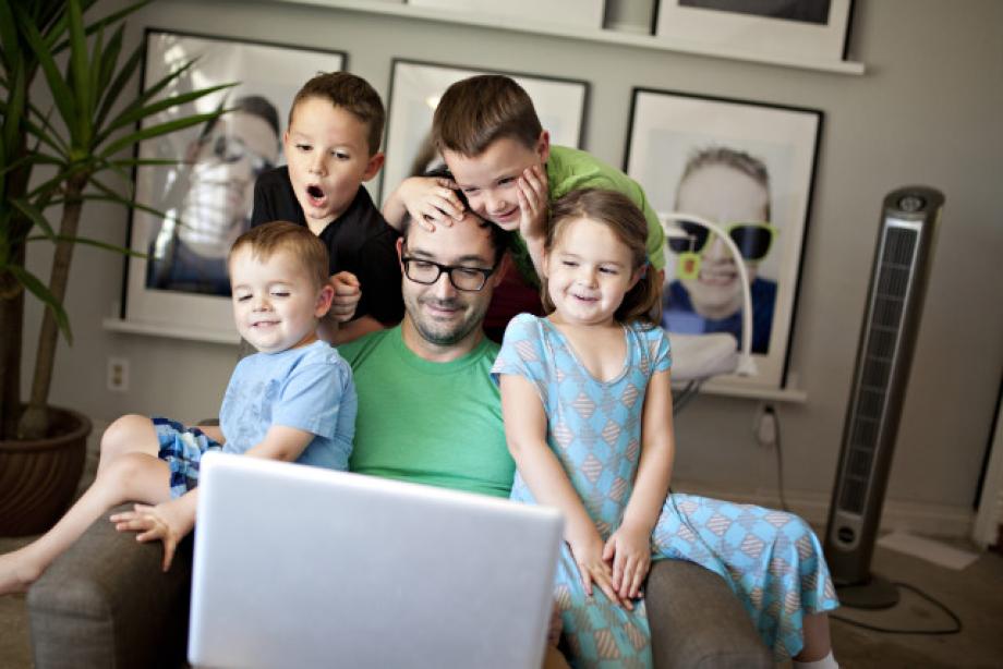 vater mit vier kindern bei einem videocall