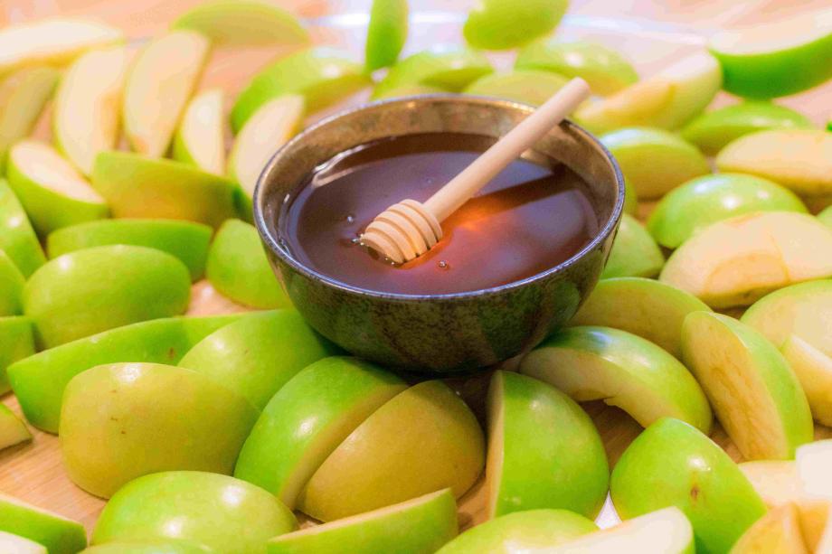 grüne Äpfel mit Honig