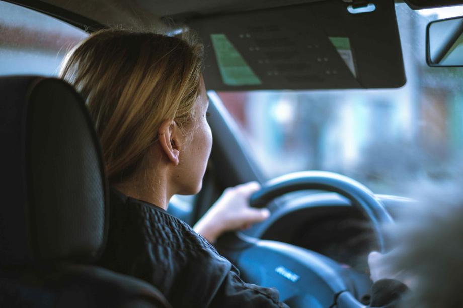 junge frau fährt auto