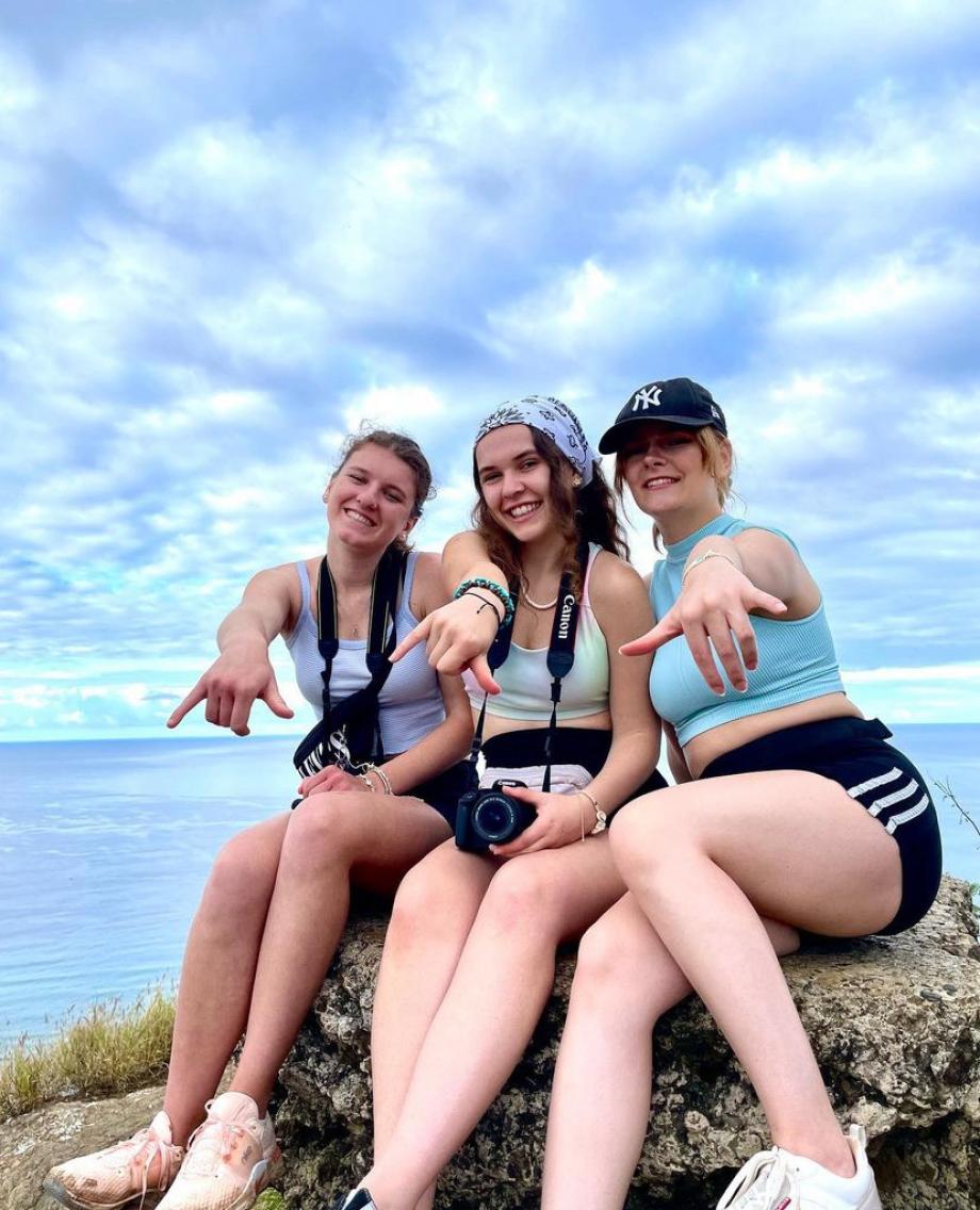 Julia mit ihren Freundinnen auf Hawaii