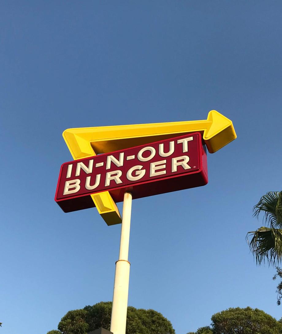 schild in-n-out burgerkette