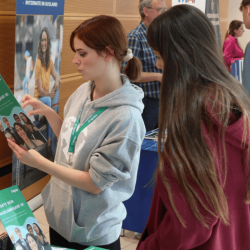 Collage aus drei Bildern; 1. Info-Event, 2. Frau berät auf Messe, 3. APC Team DE Gruppenfoto