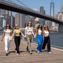 Au pairs laufen gemeinsam durch New York City