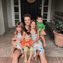 Collage aus drei Fotos: Gastfamilie vor dem Weihnachtsbaum, Au pair mit Gastkindern auf der Treppe, Au pair mit Gastkindern