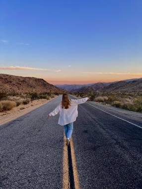 au pair läuft in der wüste den highway runter