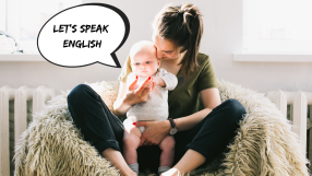 au pair mit baby auf dem schoss