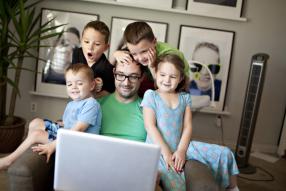vater mit vier kindern beim video call