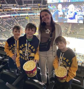 au pair mit gastkindern bei einer sportveranstaltung