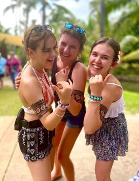 Julia mit ihren Freundinnen auf Hawaii