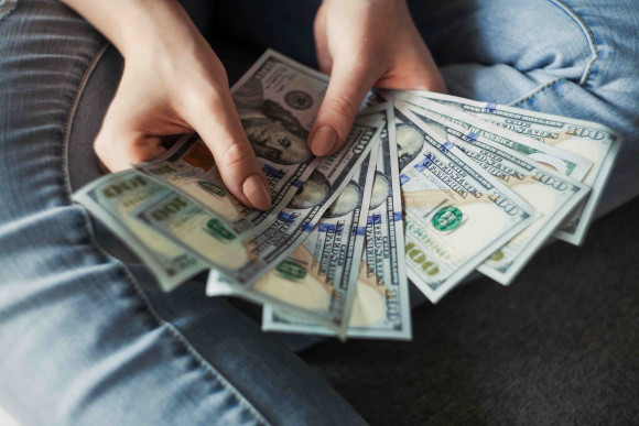 Junge Frau zählt Geld