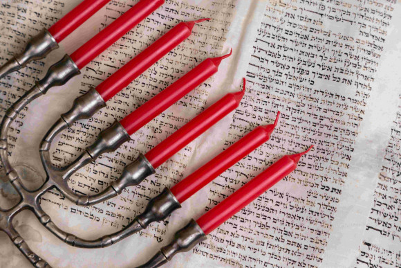 Menora und hebräischer Text