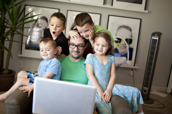 vater mit vier kindern beim video call
