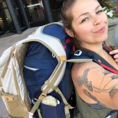 junge frau mit großem trekkingrucksack auf dem rücken