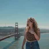 Au pair vor Brooklyn Bridge