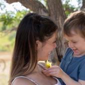 Au pair mit Gastkind im Arm