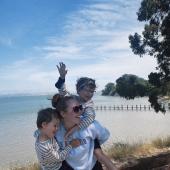 au pair am strand mit zwei kindern im arm