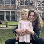 Au pair umarmt Gastkind